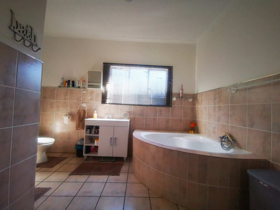 4 Bedroom Property for Sale in Langenhovenpark Free State